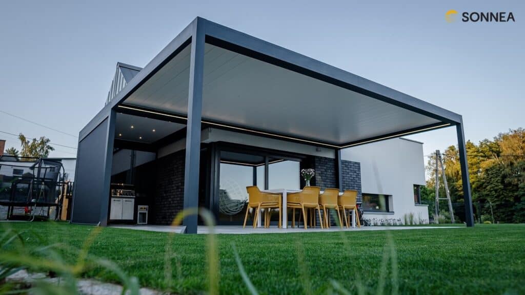 Pergola lamelowa z oświetleniem po obwodzie oraz punktowym