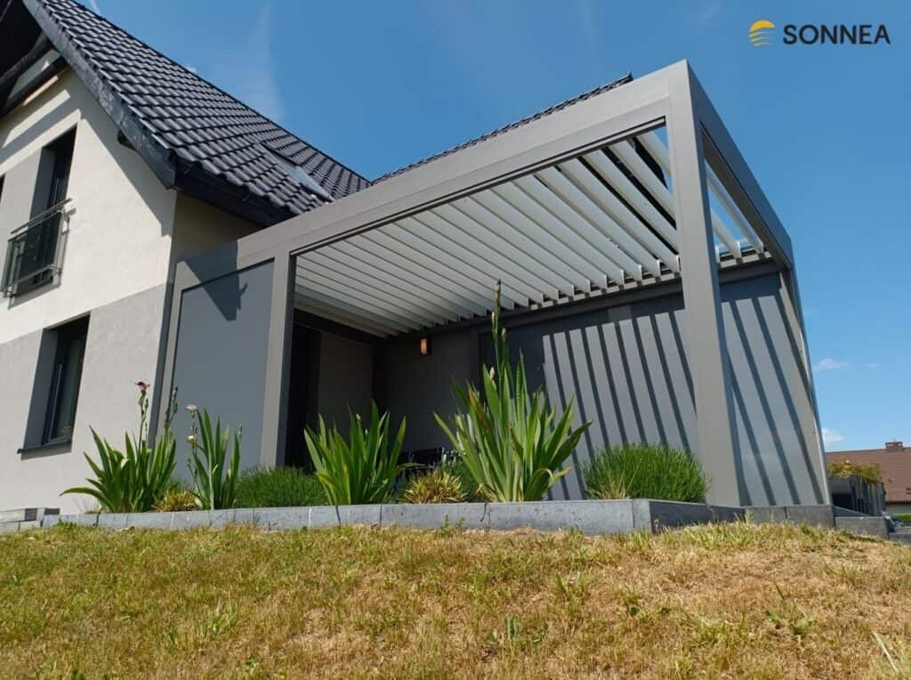 Pergola lamelowa szara z oświetleniem oraz roletami