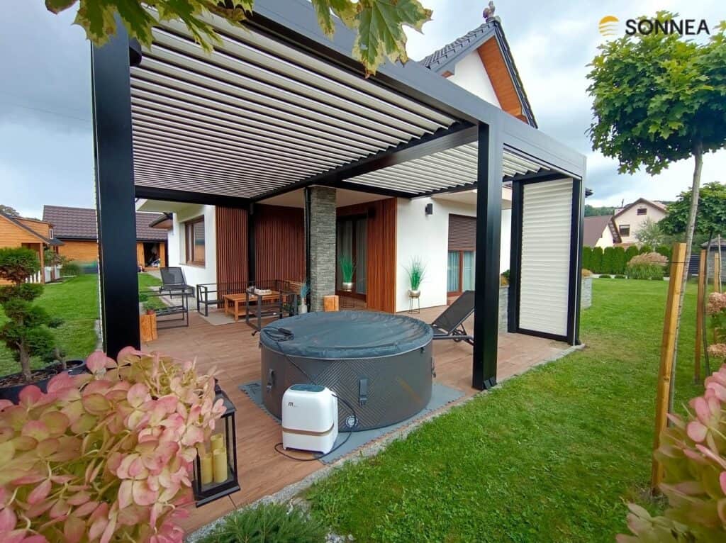 Pergola lamelowa z panelami Shutters oraz roletami