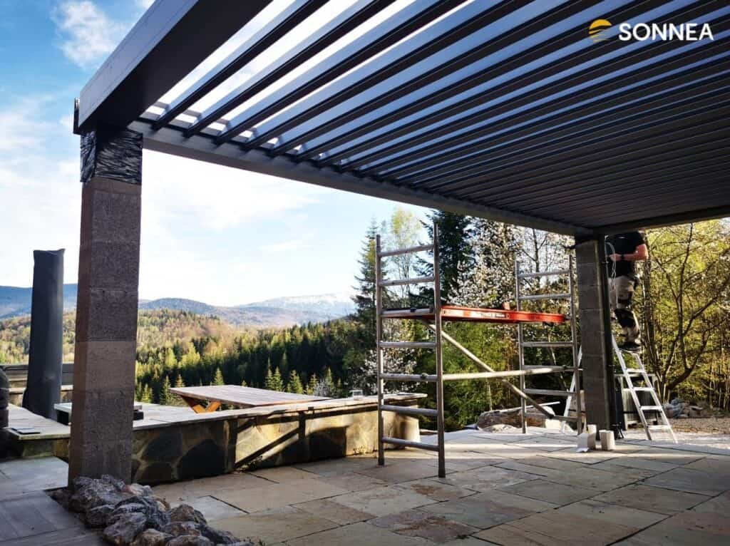 Pergola lamelowa montowana na betonowych słupach