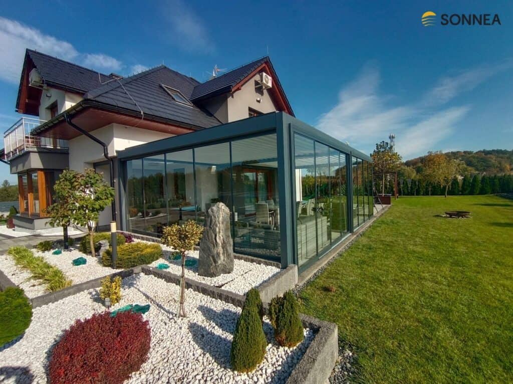 Pergola lamelowa z przeszkleniem bocznym