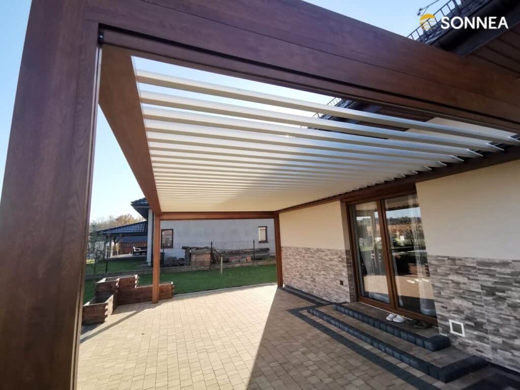 Pergola lamelowa drewnopodobna z białymi lamelami