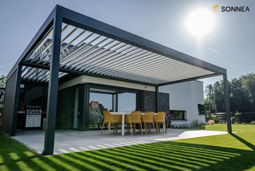 Pergola lamelowa z oświetleniem oraz roletami