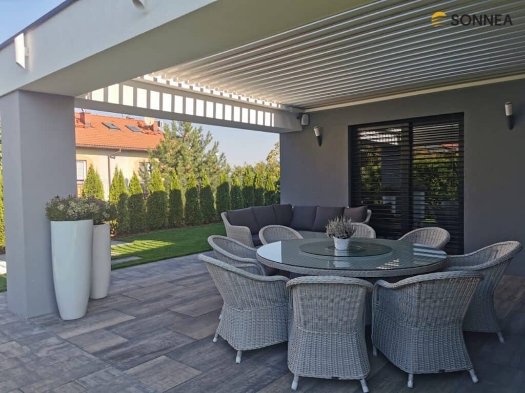 Pergola lamelowa montowana w wieńcu budowlanym