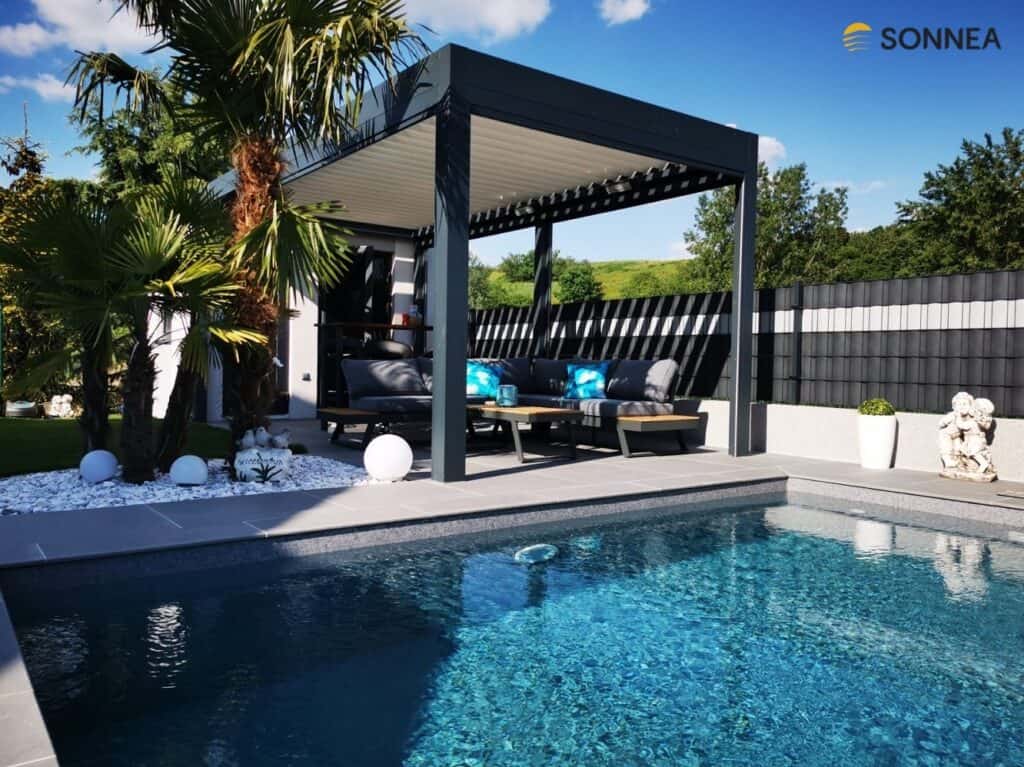 Pergola lamelowa przy basenie