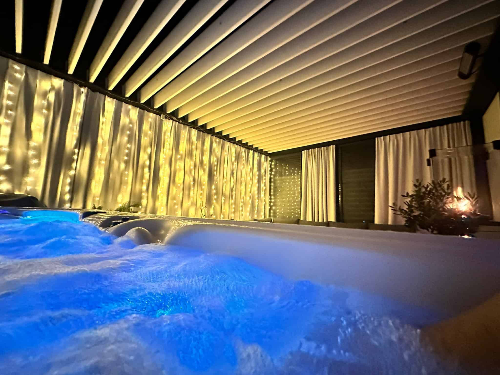 Pergola lamelowa z oświetleniem LED oraz przeszkleniem bocznym