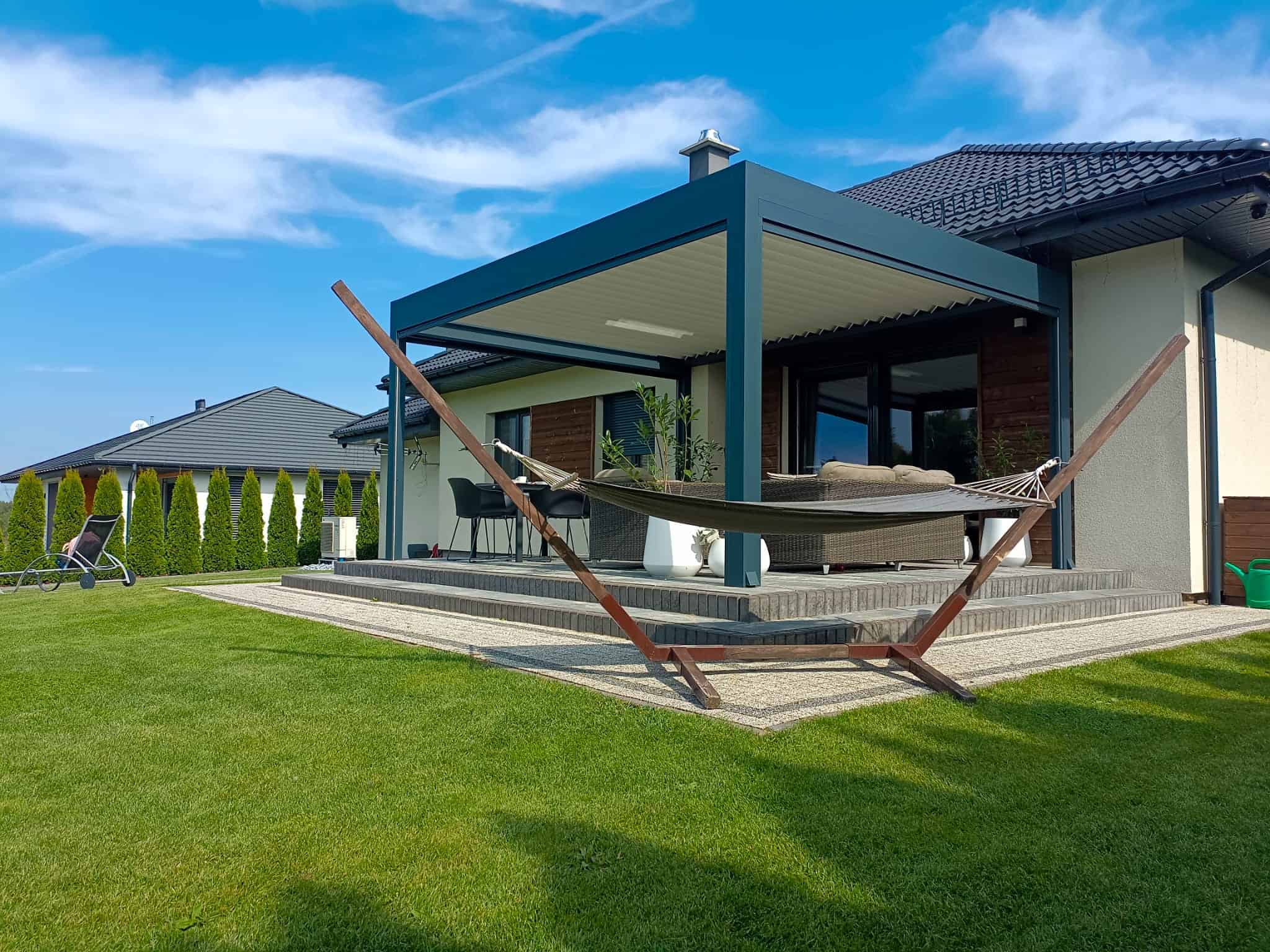 Pergola lamelowa z roletami oraz oświetleniem LED