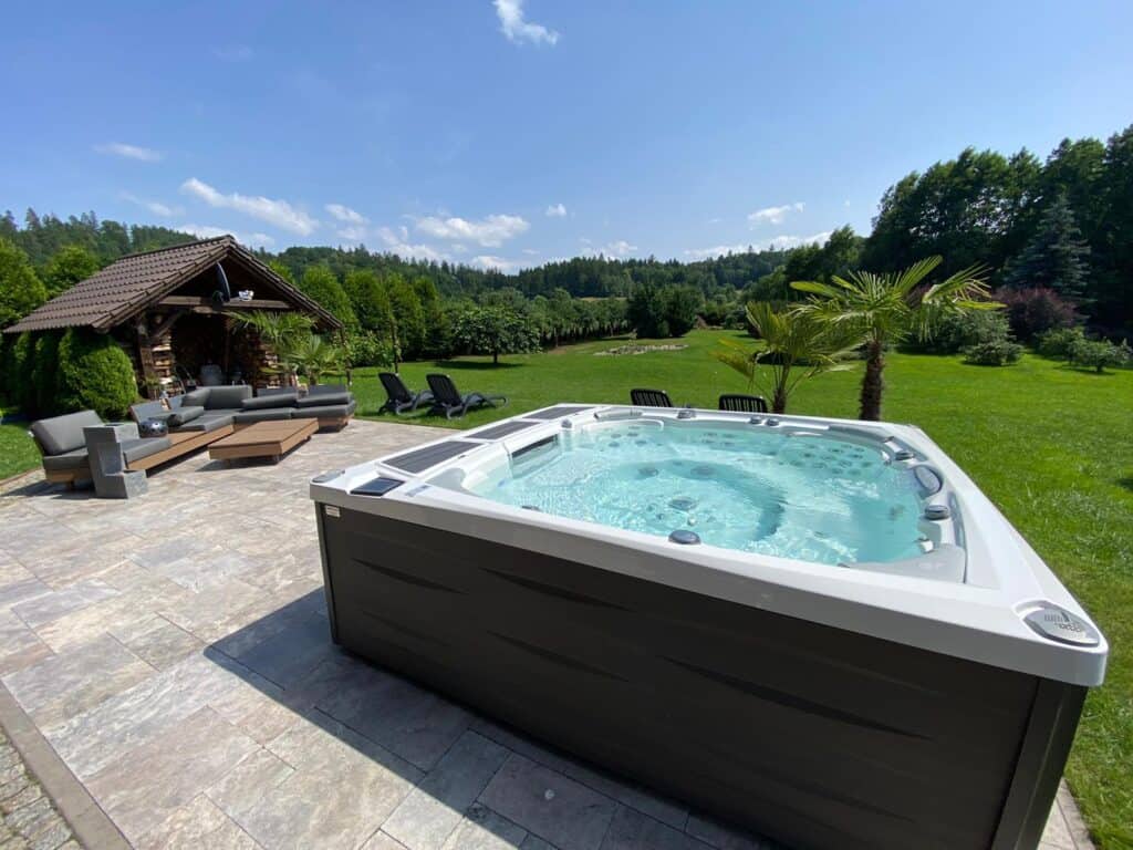 Jacuzzi - wanna z hydromasażem