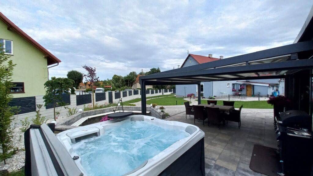 Jacuzzi - wanna z hydromasażem