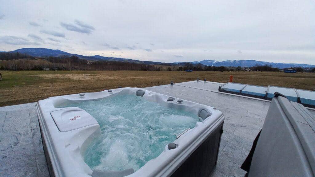 Jacuzzi - wanna z hydromasażem