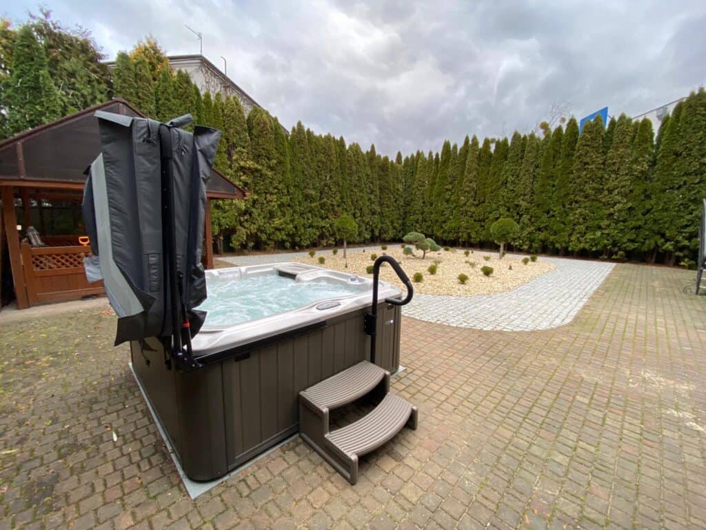 Jacuzzi - wanna z hydromasażem