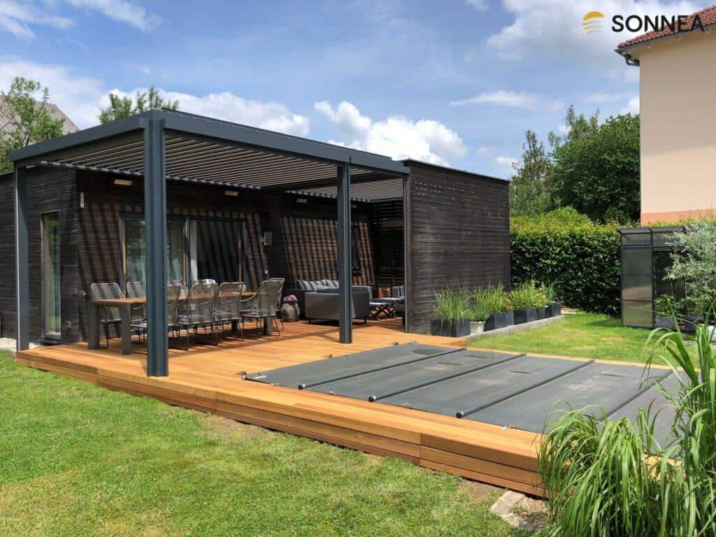 Pergola lamelowa z roletami, promiennikami ciepła i oświetleniem