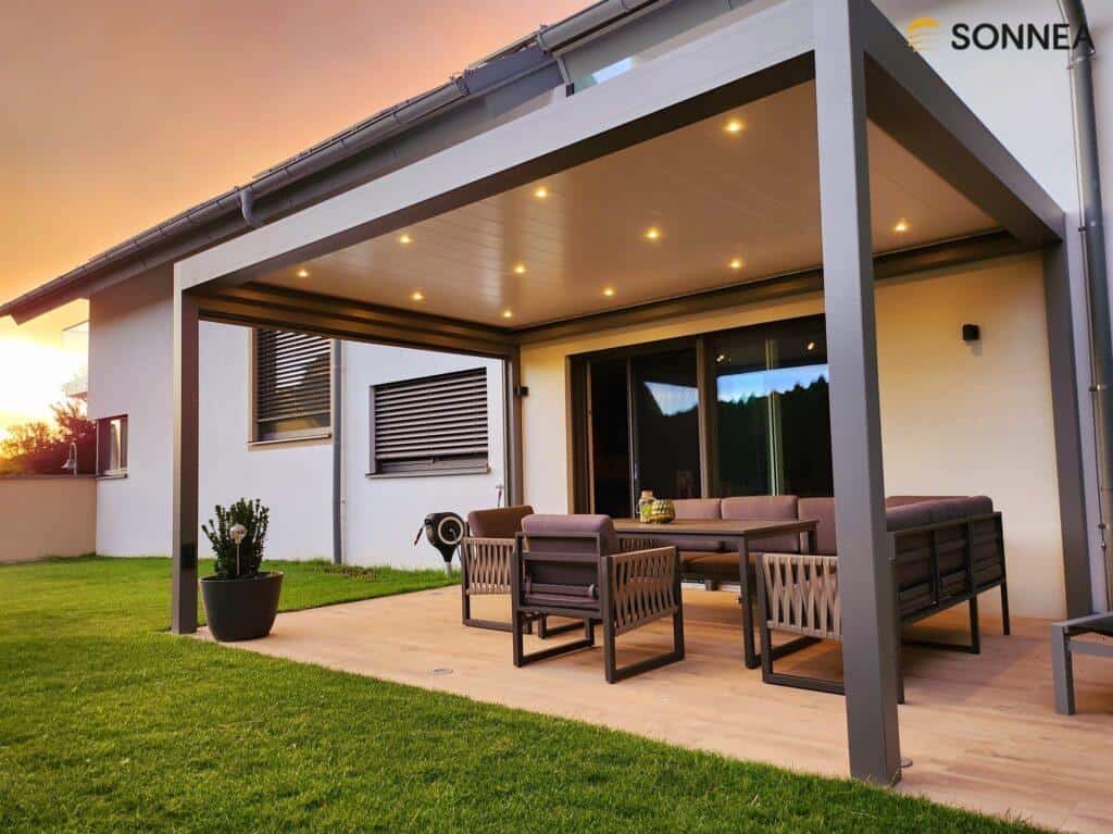 Pergola lamelowa z oświetleniem i roletami Screen ZIP