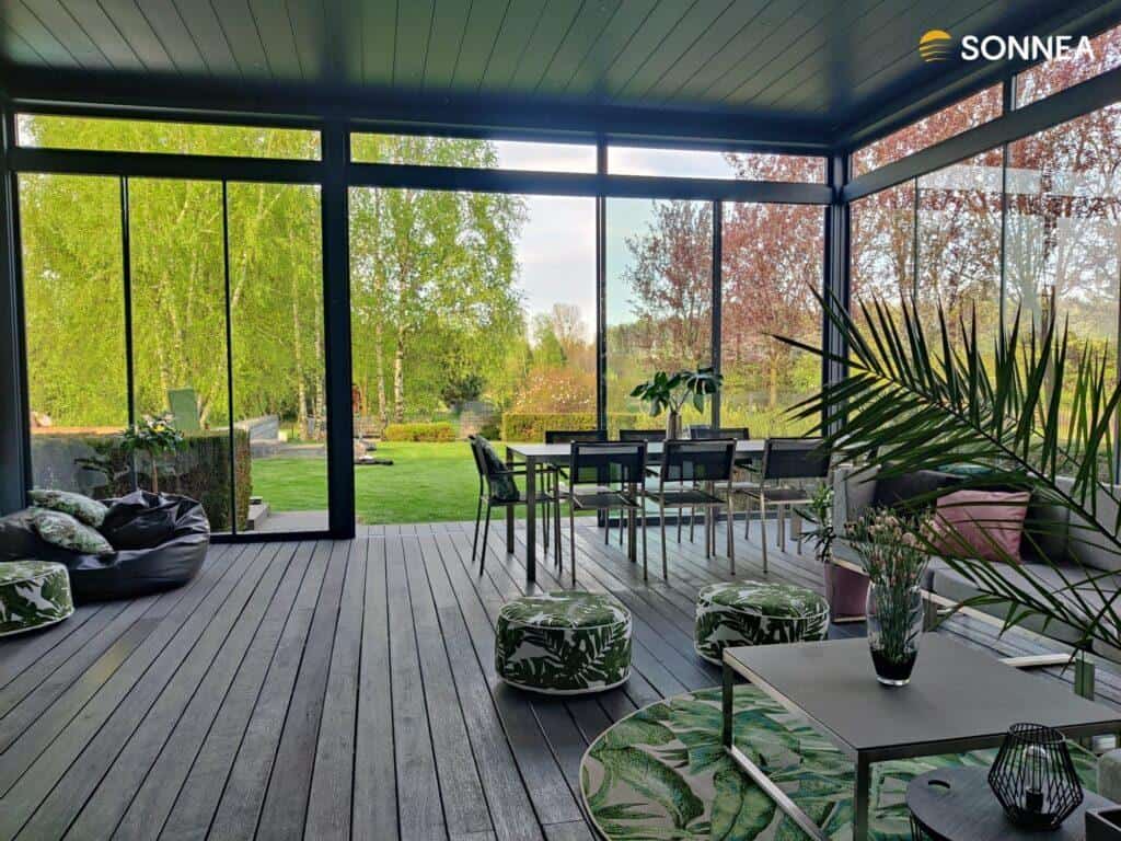 Pergola lamelowa z przeszkleniem bocznym i oświetleniem LED