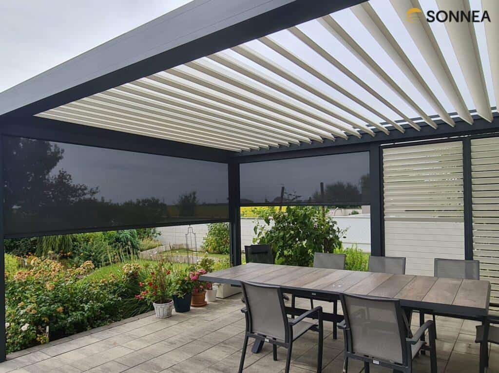 Pergola lamelowa z roletami oraz zabudową Shutters