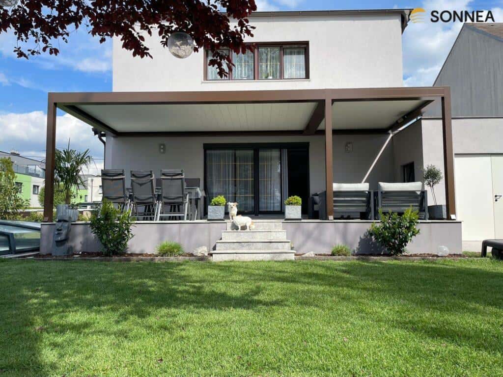 Pergola lamelowa z promiennikiem ciepła i oświetleniem